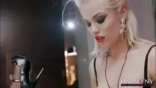 مثليات في سن المراهقة سخيف مع اللعب.