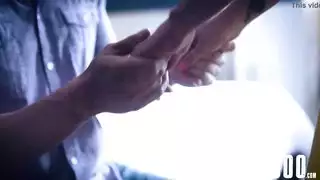 إنها لا تأخذ في الاعتبار أبدًا حقيقة أن زوجها بعيد عن المنزل ويخونه معه
