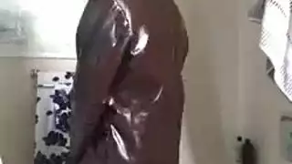 سيسان براون في ثونغ عارية.