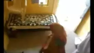 رجل عجوز مع كرات سيئة تدلى سيدة ناضجة