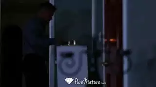 مارس الجنس في الليل أثناء نوم الوالدين