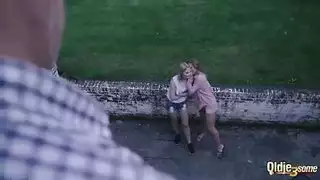 ثلاثة مراهقين وديك أبيض كبير على السرير.