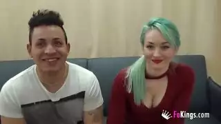 صبي يمارس الجنس مع صديقته ولكن مع فتاة أخرى على الإنترنت