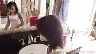 انها محشوة لها الديك كله في بوسها مذهلة
