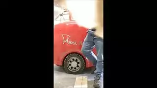 الكاميرا الخفية اشتعلت التدخين في المتجر.